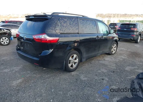2018 Toyota Sienna Le 8 Passenger z USA, uszkodzony, nr VIN 5TDKZ3DC6JS916913